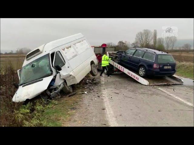 Top News/ Përplaset furgoni me një makinë në Maliq, 7 të lënduar