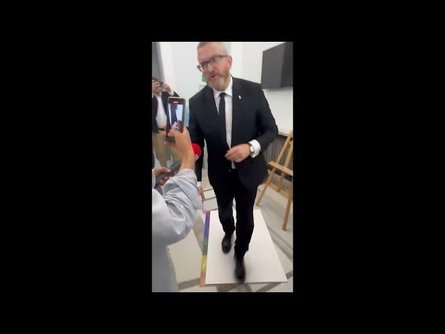 Grzegorz Braun ZDEWASTOWAŁ  wystawę w Sejmie!