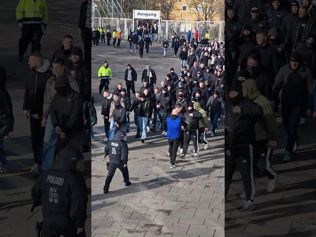 #Ausschreitungen #hansarostock gegen #kaiserslautern. Hansa Fans stürmen den Bereich der WestTribüne