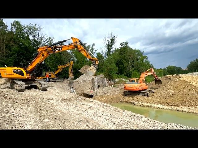 JCB JS235HD and DOOSAN DX255 filling a trench with gravel part 2 - Orsaria, Italy