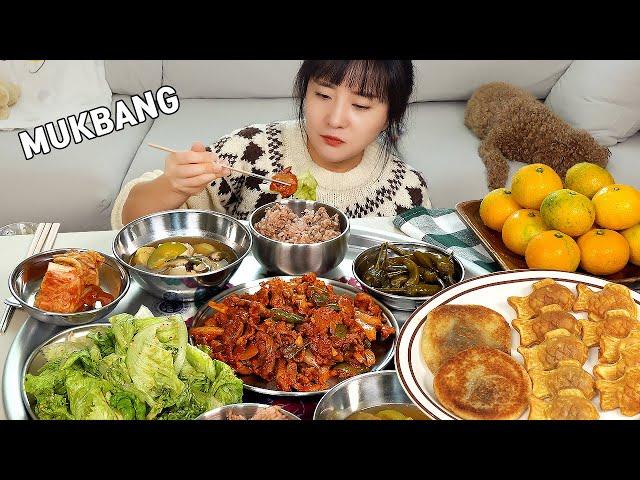 Mukbang :) Spicy Stir-Fried Pork, Soybean Paste Soup, and Popular Korean Winter Snacks.