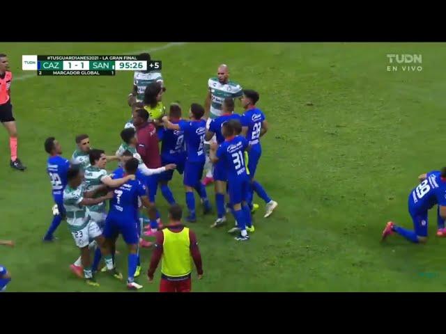 Momento de la pelea Cruz azul VS Santos