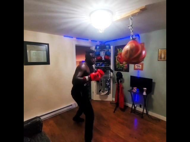 Explosive powershots on aqua bag  #boxing #aquabag #accurate #combo #righthook #uppercuts #wow !!