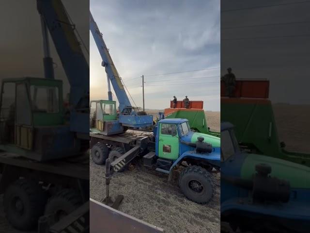 Загрузка удобрений в сеялки, сеем овёс и горох!
