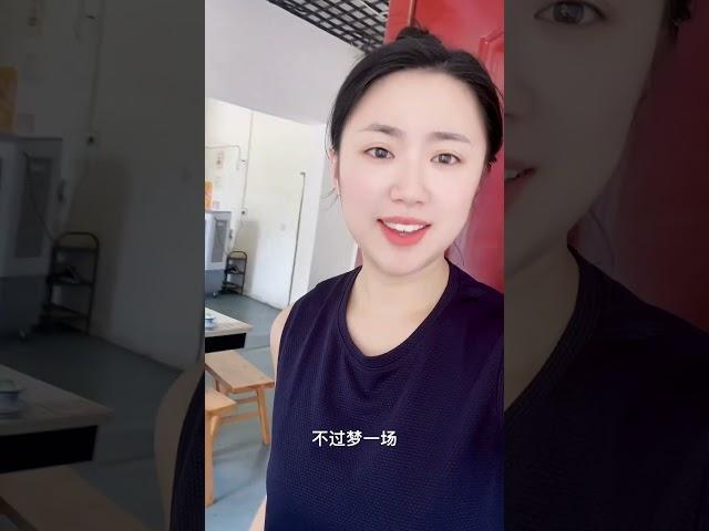 举起酒杯我却又红了眼眶～