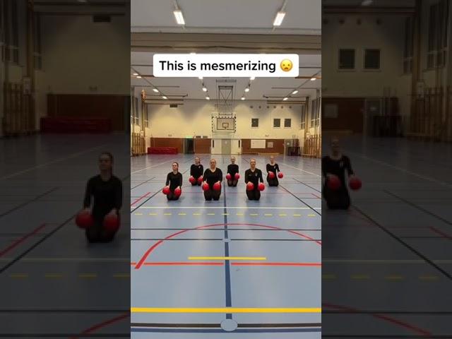 Perfectly in sync  (via @malmoflickorna)