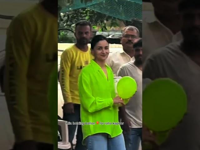 What he doing with balloon  #aliaabhatt #yellow #dress #bollywood #spotted #actress #virel #new