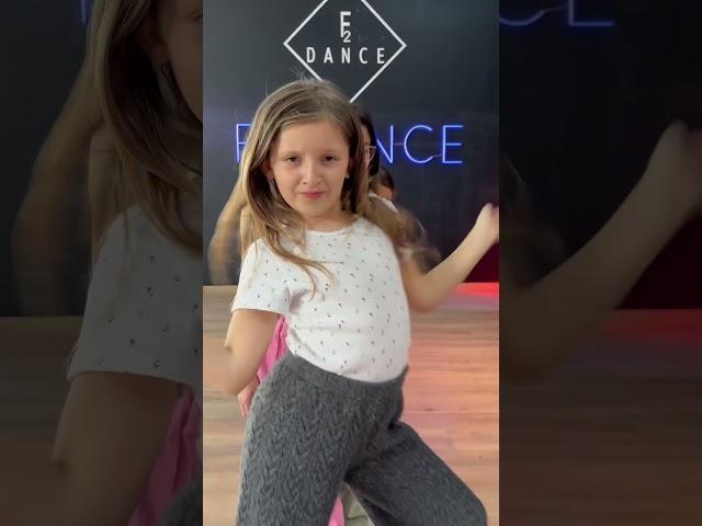 Exercice attitude avec les élèves 6 - 8 ans : des tueuses  #dance #dance #exercices  #attitude