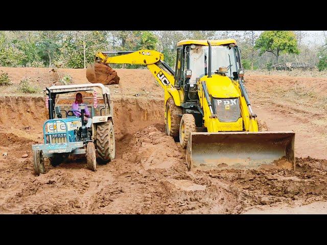 A JCB 4dx backhoe loader being used to dig a hole | Tips for operating a JCB 3dx backhoe loader