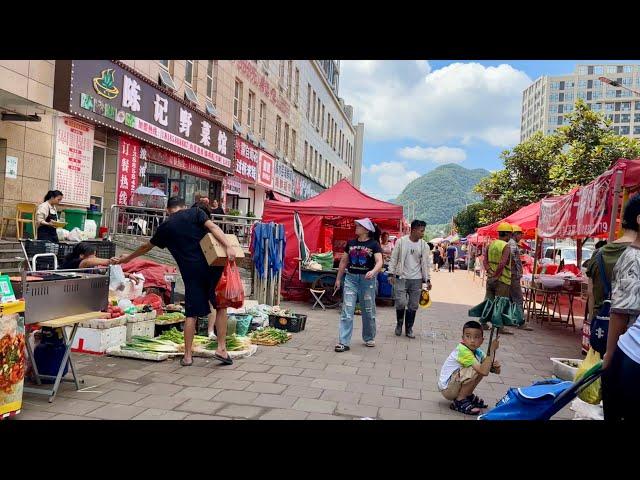 避暑勝地六盤水，玉米幾毛錢一根，街道上到處都是外地遊客