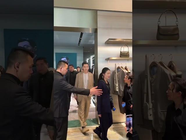 胡歌今日北京阿瑪尼線下活動，這狀態太好了#胡歌#男神@DOU+小助手 胡歌