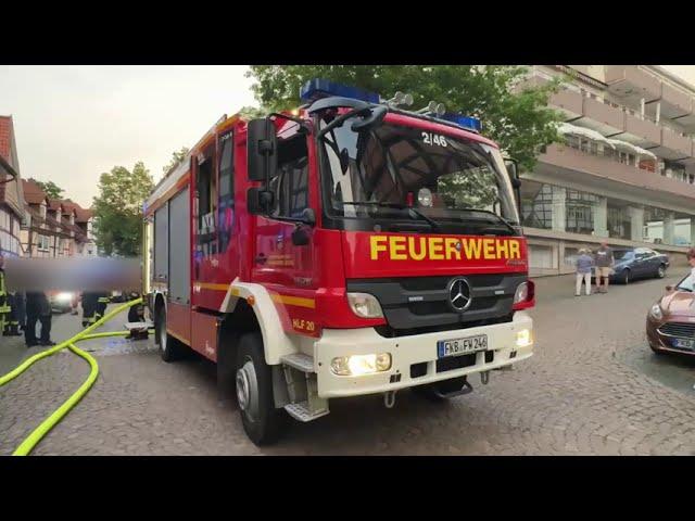 Audi in Vollbrand - Baum und Benz beschädigt