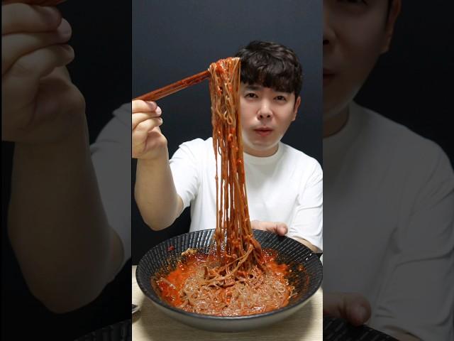 A very spicy naengmyeon Korean eating show