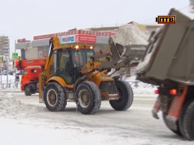 Первоуральск продолжают вызволять из снежного плена.
