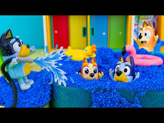 ¡BLUEY y BINGO en la Piscina! | Juguetes de Bluey en Español