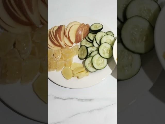 Immune Booster shot mula sa Apple, Cucumber, Ginger, and Lemon. Healthy and Refreshing