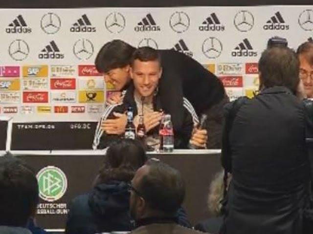 Hier erfährt Poldi, dass er in seinem letzten Spiel für die Nationalmannschaft als Kapitän antritt