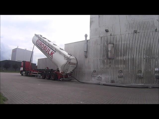 Unloading a silo. Разгрузка силоса(бочки).