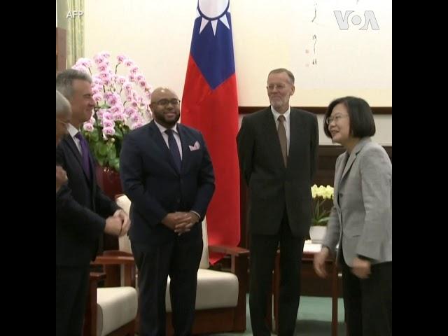 美在台协会主席到访 与蔡英文互行拱手礼