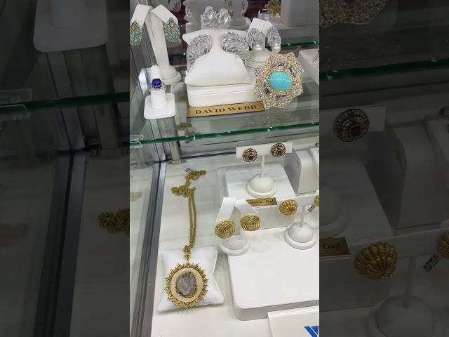 古董珠宝展里的品牌二手珠宝