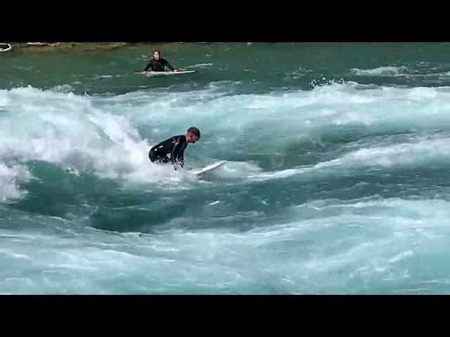 Versuch eines Kopfstands beim Flusssurfen Schleuse Thun