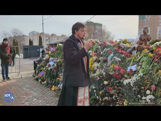 На могиле Алексея Навального священник провел молитву. Несмотря на рабочий день люди продолжают идти