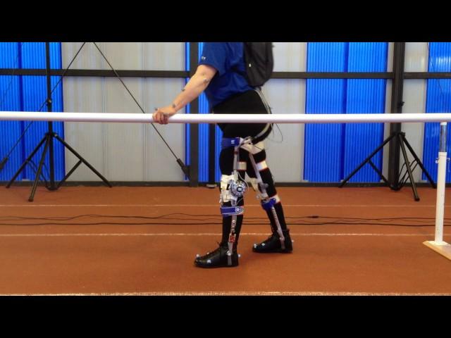SCI patient wearing active orthoses