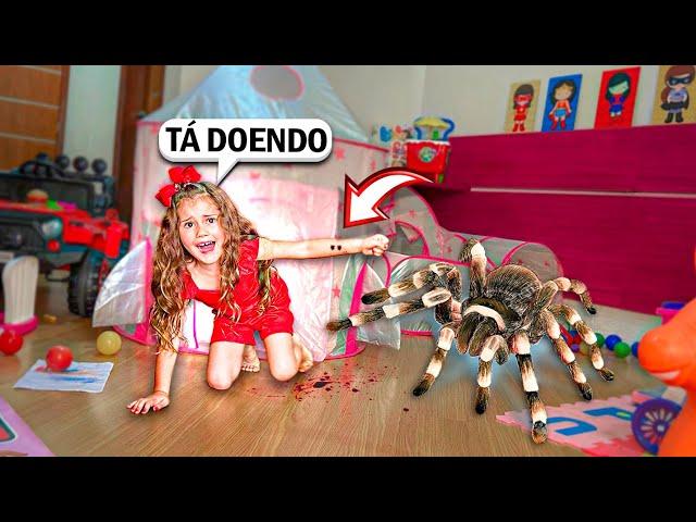 A ARANHA GIGANTE MORDEU MINHA IRMÃZINHA NA BRINQUEDOTECA!!