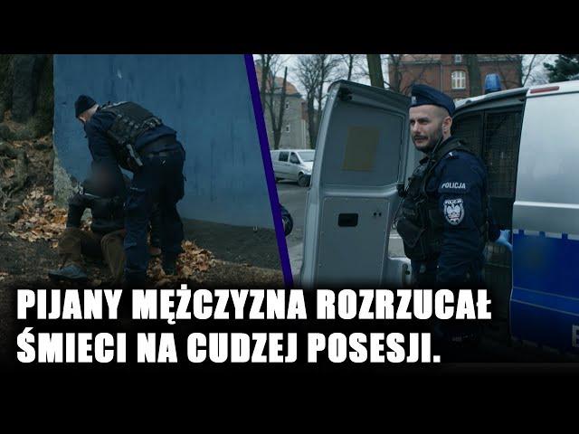 "Znowu się nachlałeś". Rozrzucał śmieci na posesji. Policjanci nie mogli wytrzymać smrodu