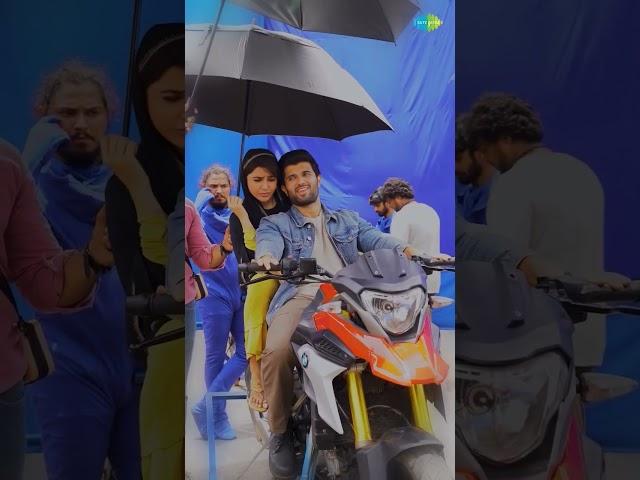 #VijayDeverakonda admiring his Roja ️ #NaRojaNuvve  #Kushi  #SamanthaRuthPrabhu