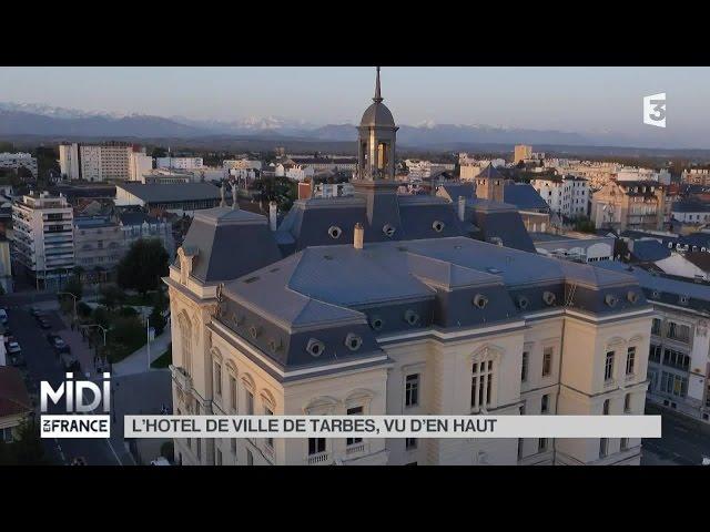 VUE D'EN HAUT : L'hôtel de ville de Tarbes