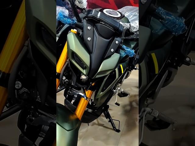 Which colour is yours favorite White or Green ?? Shorts view killer look Yamaha MT-15 #bike #shorts