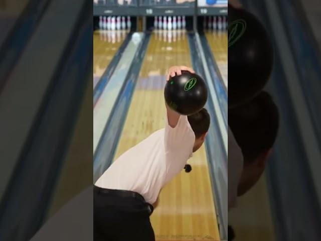 Curving the lane with Urethane #shorts #bowling  #bradandkyle #bowlingcompetition #bowlingball