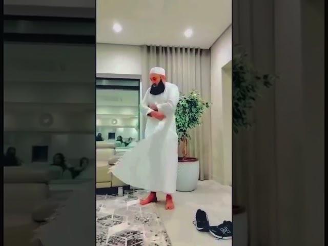 Mufti Menk will show you a simple way to wear your IHRAAM. No belts, no pins, no knots!