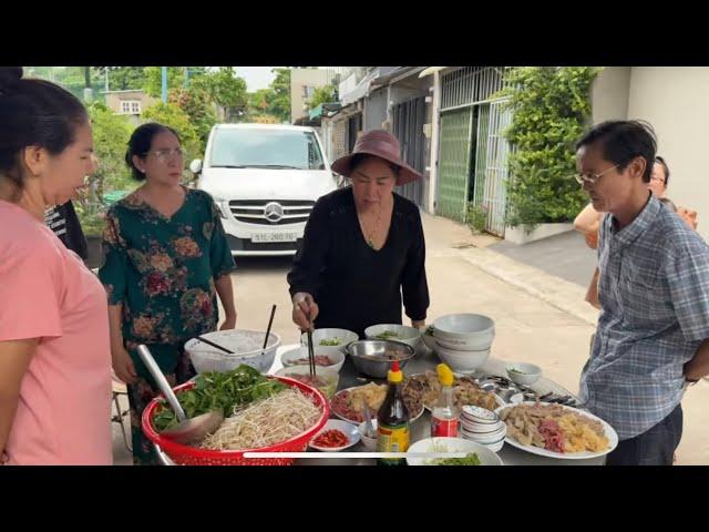 VỀ SG MẸ HÔM NAY NẤU 1 NỒI PHỞ SIÊU TO KHỔNG LỒ | HUỲNH TRÍ BẢO