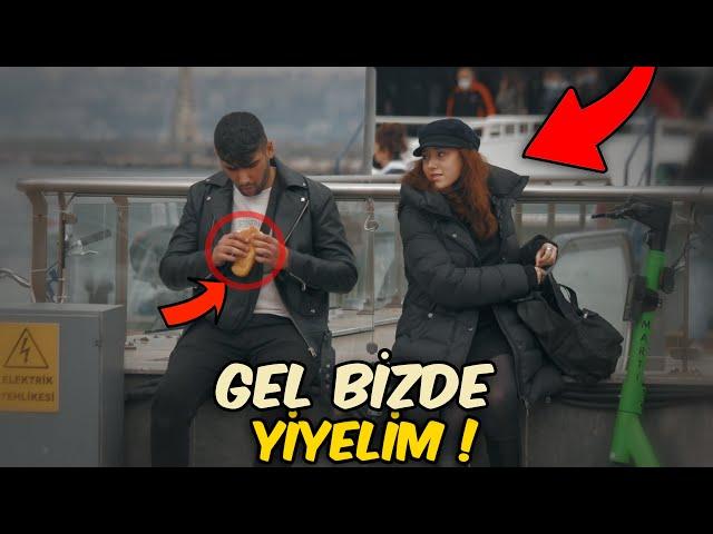 YANINDA KURU EKMEK YİYEN BİRİNİ GÖRSEN NE YAPARSIN ? ( Sosyal Deney )