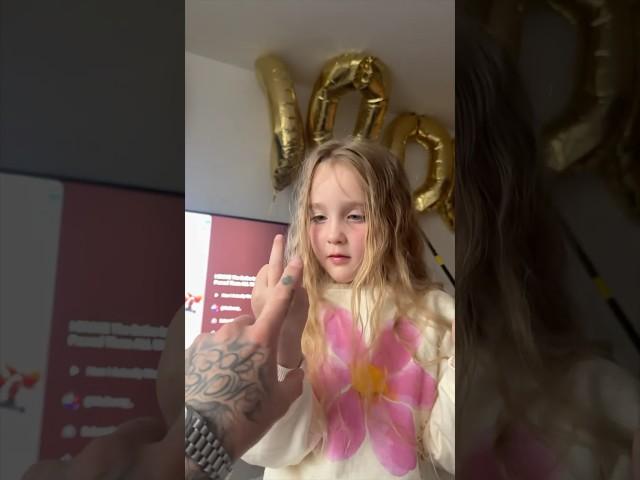 She thought she had 11 fingers 