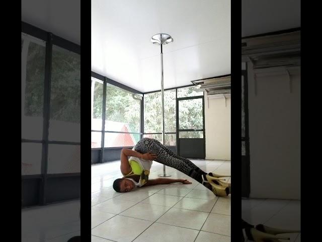 How To POLE DANCE: SHOULDER ROLL (TuToRiAL) - Pole Dance For Beginners