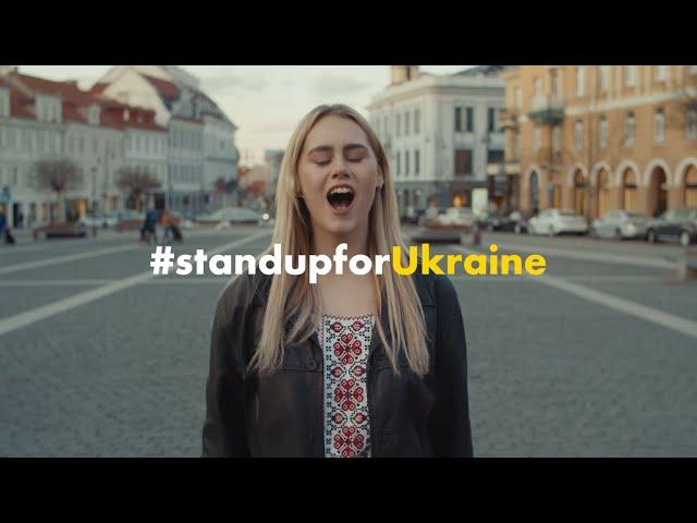 Ukrainian refugee sings with Lithuanians in support for Ukraine