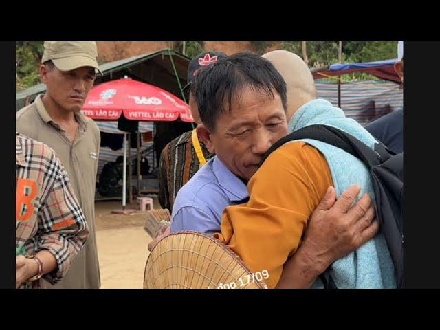 Bà con vùng lũ | tu viện minh đạo