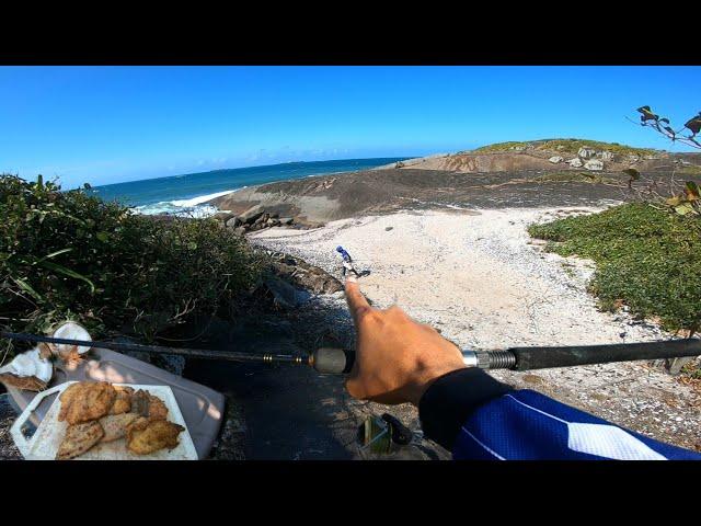 EXPULSOU A GENTE DA ILHA!!! O jeito foi PROCURAR ABRIGO, COMER OS PEIXES que PEGAMOS e ir EMBORA.