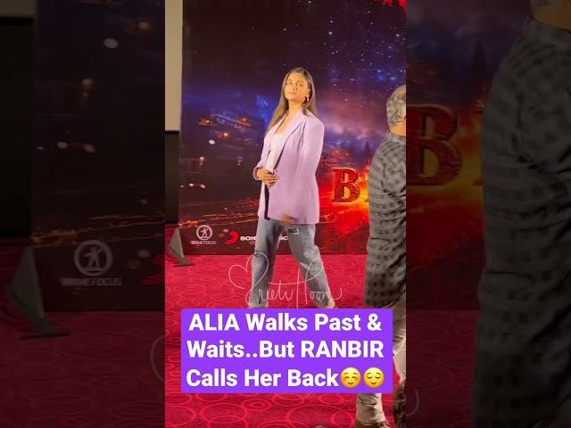 #AliaBhatt Walks Past & Waits #RanbirKapoor Calls Her Back️ #Brahmastra #NewDelhi #Interviewwali