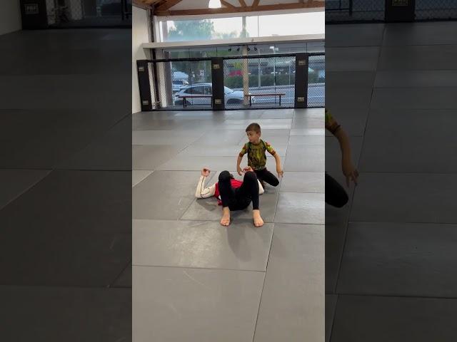 Working on ArmBar with coach Arthur  #jiujitsu #armbar #grappling #nogi #jiujitsutraining #leo ￼