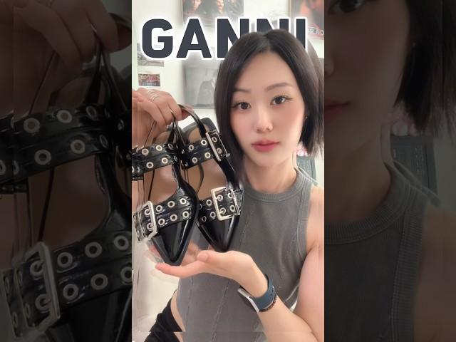 베이직하면서도 포인트되는 플랫슈즈 찾는다면#ganni #가니 #가니플랫 #dailylook #ootd #데일리룩 #outfitideas #koreanfashion