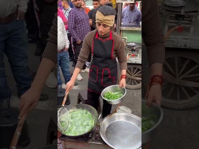 दिल्ली Famous vadda pav vali didi #streetfood #shorts #reels