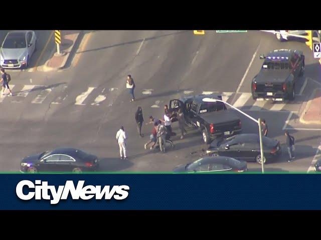 Large fight breaks out in busy Brampton intersection