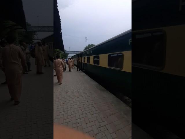 17Up MILLAT EXPRESS AT LIAQATPUR RAILWAY STATION WITH GEU40 ENGINE PAKISTAN RAILWAYS LAHORE JN KC