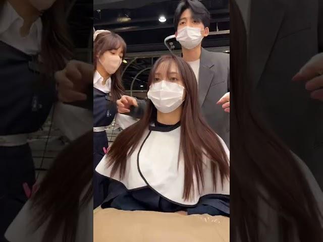 얼룩덜룩한 머리색에 붉은빛으로 생기 불어넣어주기