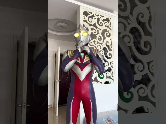 Ultraman Changle and Tiga celebrate little Tiga’s birthday. This scene is so cute. Ultraman Changle