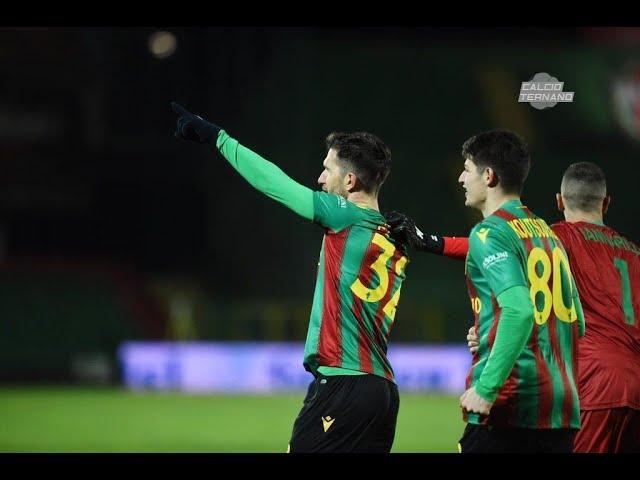 Ternana-Pordenone, esultanza a fine gara sotto la curva Nord